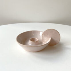 Handgemaakte keramieken kandelaar zachtroze met schijf als oor