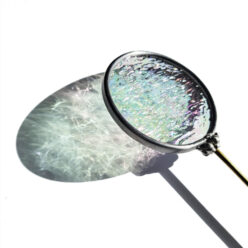 glas in lood ,suncatcher, lijnen, modern, glaskunst, glas, reflectie, tiffany, blauw, oranje, wit, schaduw, staindglass, handmade, handgemaakt, restauratie, restoration, glas studio nouck, glas atelier, Rotterdam, restglas, gered glas, hergebruikt glas, recyclen, recycled glas, hergebruik, modern glas in lood, grafisch, plantensteker