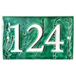 Huisnummerbord met natuur en planten. Handgemaakt van keramiek door Jessica Melis. Kleur: donkergroen.