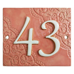 Huisnummerbord roze met vintage diagonaal kant, nummer 43.
