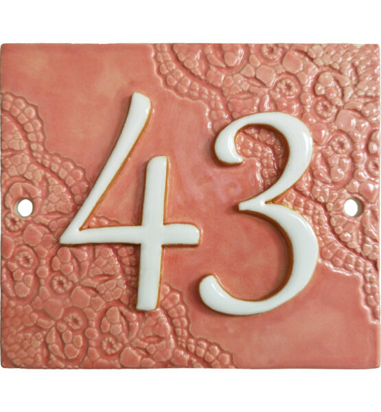 Huisnummerbord roze met vintage diagonaal kant, nummer 43.